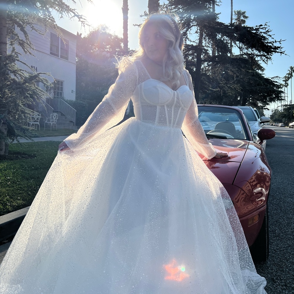 Elegant White Sparkle bridal ball gown with long sleeves and train - Picture 2 of 8